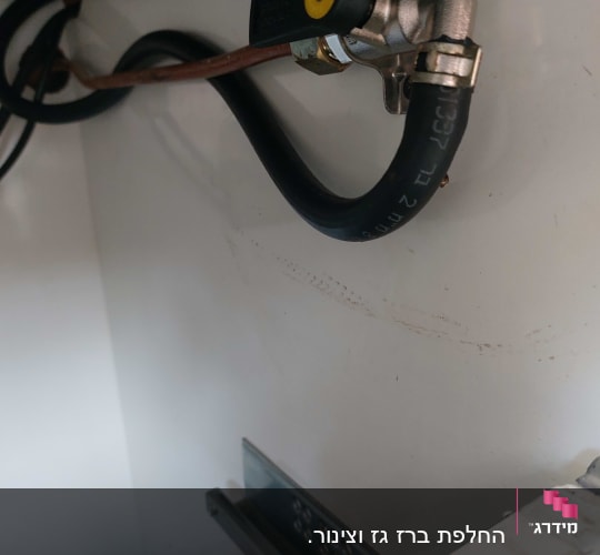 שסתום גז וצינור במתקן טכני